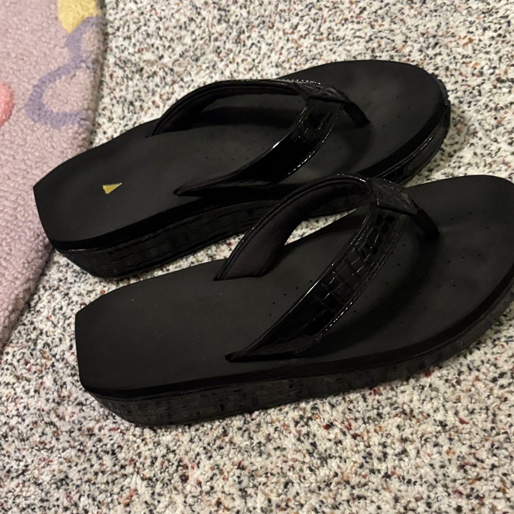 Volatile Black Women's Thong Sandals with Glossy Croc-Strap - Picture 2 of 4